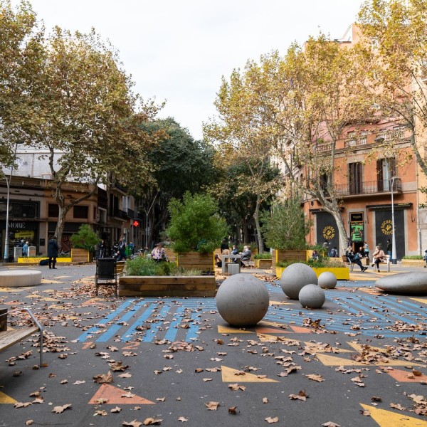 Barcelona Superblock mit Parkbänken