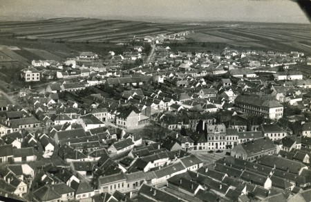 Abb. 01_ Historisches Ansichtskarte, das Mattersburger Stadtzentrums mit der Michael Koch Straße im Norden, ca. 1935_Archiv Johann Gallis